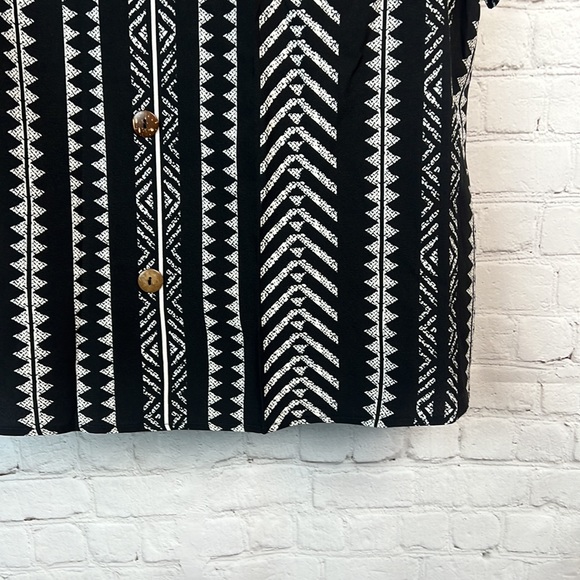 BloomChic Black & White Geometric Print Ruffle Sleeve Button Detail Top Size 12 - Picture 8 of 9